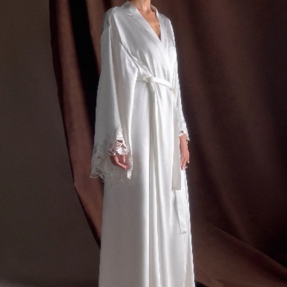 MESHKI Sullivan Satin Bridal Robe with Lace — Ivory (OS) - Picture 4 of 6